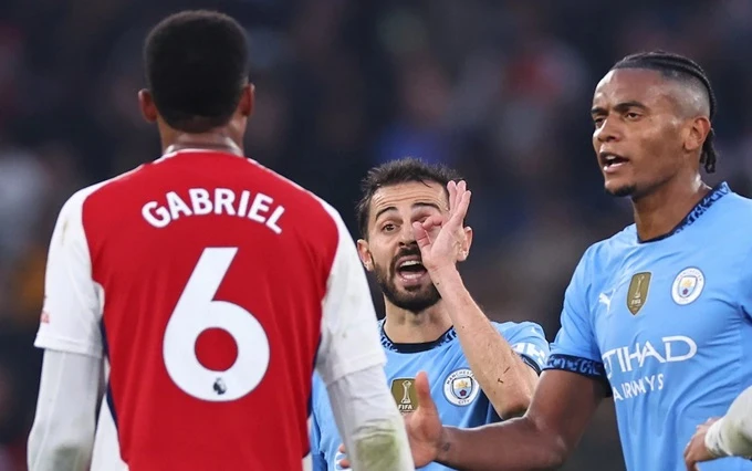 Bernardo Silva: 'Tôi sẽ không tiết lộ ai đã ném chai nước vào Mourinho' Bernardo Silva: 'Tôi sẽ không tiết lộ ai đã ném chai nước vào Mourinho'