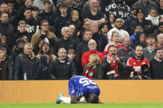 Bộ đôi 'bom tấn' 220 triệu bảng của Chelsea bị fan chỉ trích thậm tệ Bộ đôi 'bom tấn' 220 triệu bảng của Chelsea bị fan chỉ trích thậm tệ