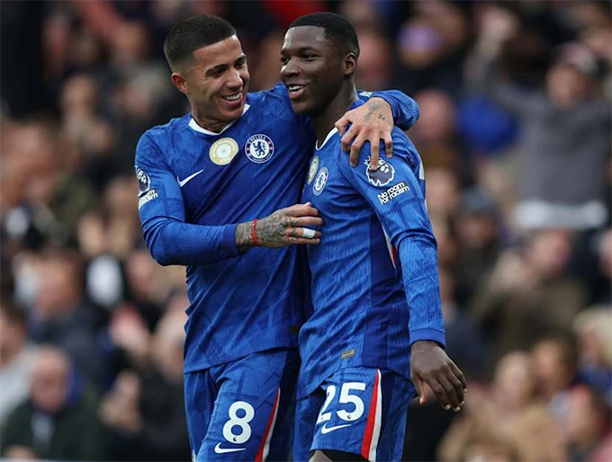 Bộ đôi 'bom tấn' 220 triệu bảng của Chelsea bị fan chỉ trích thậm tệ Bộ đôi 'bom tấn' 220 triệu bảng của Chelsea bị fan chỉ trích thậm tệ