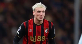 Bournemouth đình chỉ Alex Jimenez vì cáo buộc nhắn tin cho nữ sinh