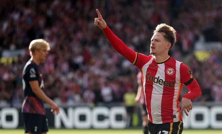 Brentford nhấn chìm Tottenham 3-0 ở ngày ra quân Ngoại hạng Anh 2026/27 Brentford nhấn chìm Tottenham 3-0 ở ngày ra quân Ngoại hạng Anh 2026/27