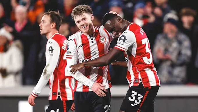 Brentford sảy chân trong cuộc đua cúp châu Âu Brentford sảy chân trong cuộc đua cúp châu Âu