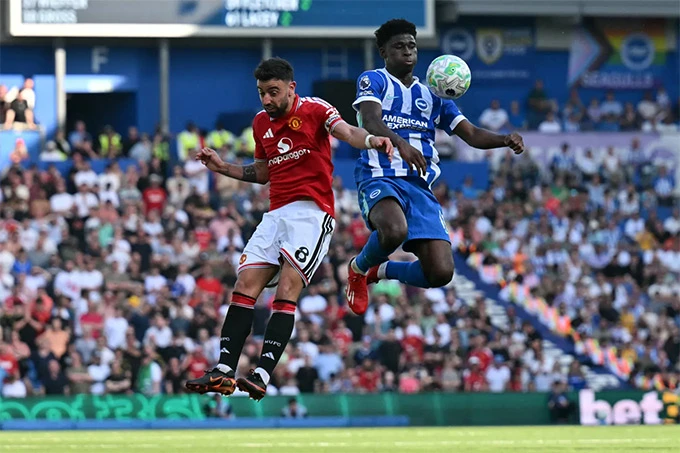 Bruno Fernandes gây sốt vì động thái với Baleba Bruno Fernandes gây sốt vì động thái với Baleba