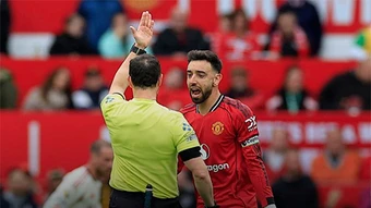 Bruno Fernandes 'sấy' trọng tài ngay trên sân ở chiến thắng của MU
