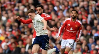 Bruno Fernandes và cái gật đầu với "viên ngọc" Elliot Anderson
