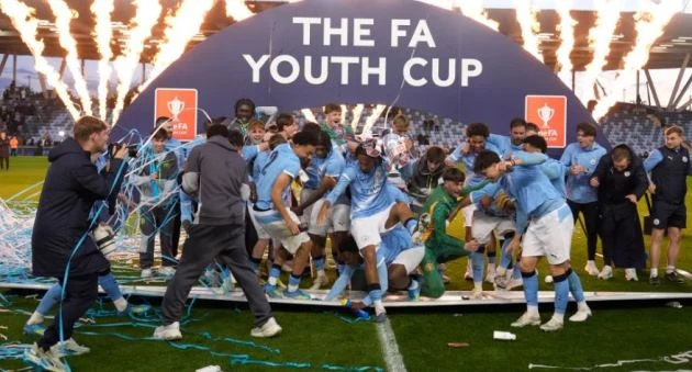 Bục vinh quang đổ sập khi U18 Man City ăn mừng vô địch FA Youth Cup Bục vinh quang đổ sập khi U18 Man City ăn mừng vô địch FA Youth Cup