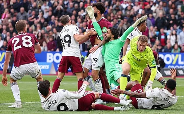 Bước ngoặt lịch sử đưa Arsenal chạm tay vào ngôi vương Bước ngoặt lịch sử đưa Arsenal chạm tay vào ngôi vương
