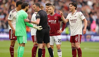 Bước ngoặt lịch sử đưa Arsenal chạm tay vào ngôi vương