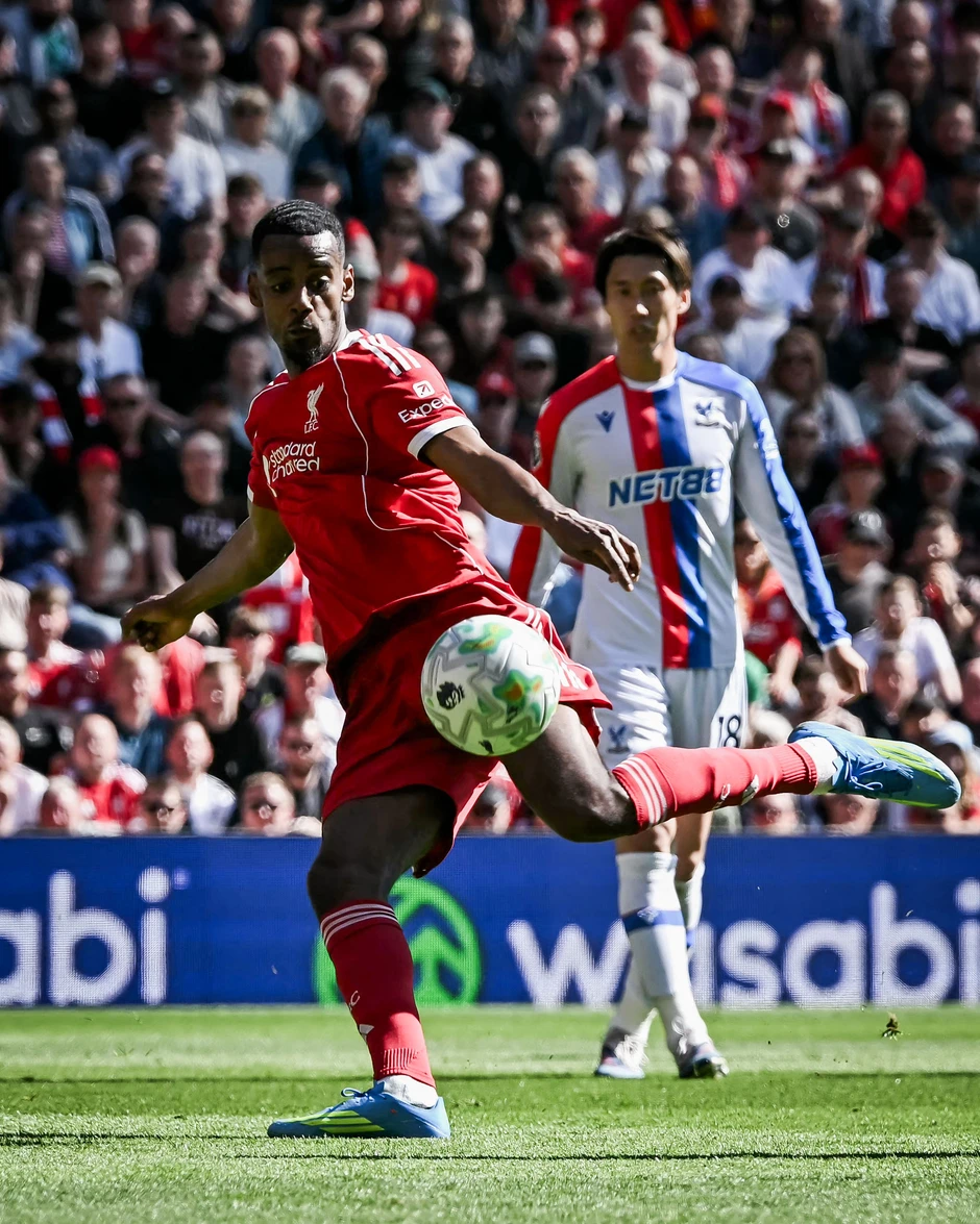 Cái đầu gối 'hư hỏng' của Isak khiến fan Liverpool lo sợ Cái đầu gối 'hư hỏng' của Isak khiến fan Liverpool lo sợ