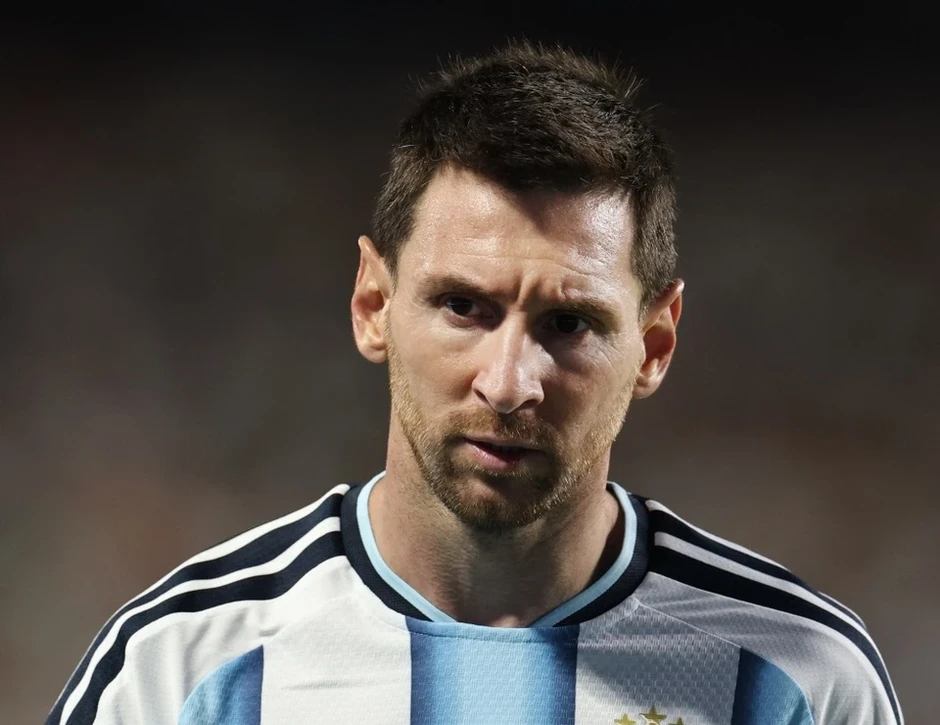 Carragher lặp sai lầm của Van Gaal với Messi Carragher lặp sai lầm của Van Gaal với Messi