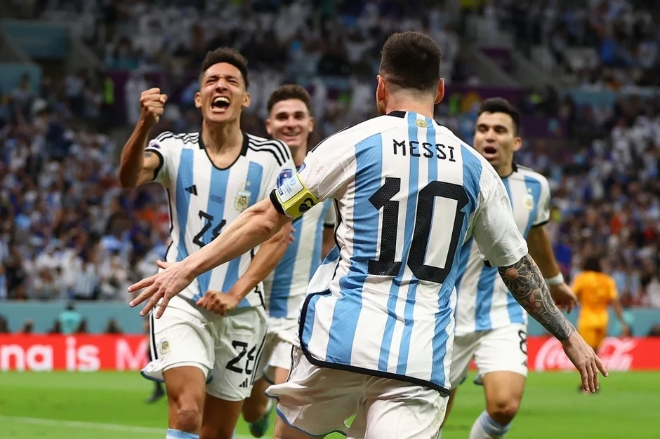 Carragher lặp sai lầm của Van Gaal với Messi Carragher lặp sai lầm của Van Gaal với Messi