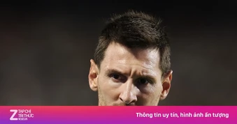 Carragher lặp sai lầm của Van Gaal với Messi