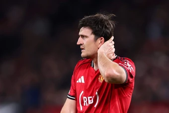 Carragher ngả mũ trước Harry Maguire