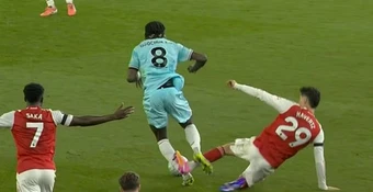 Carragher phản bác Vieira vụ Havertz thoát thẻ đỏ