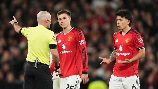 Carrick bất bình khi MU mất Martinez trong trận đại chiến Chelsea Carrick bất bình khi MU mất Martinez trong trận đại chiến Chelsea