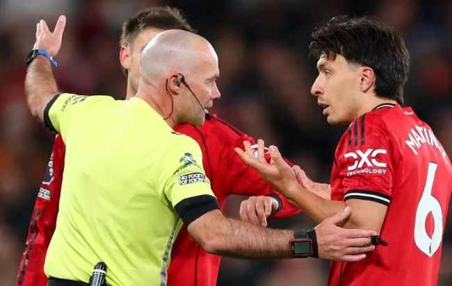 Carrick bức xúc vì thẻ đỏ của Martinez trong trận thua Leeds Carrick bức xúc vì thẻ đỏ của Martinez trong trận thua Leeds