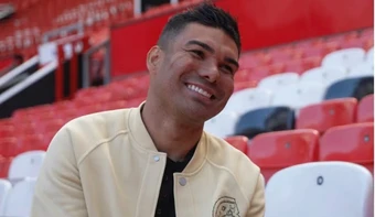 Casemiro nêu lý do Carrick xứng đáng ở lại