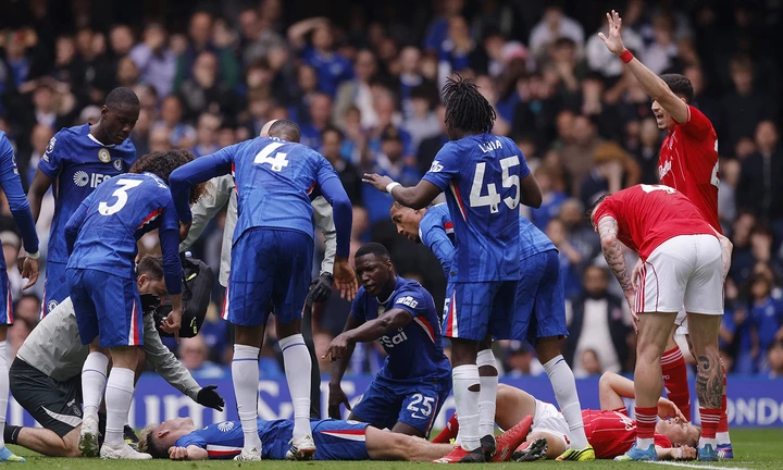 Cầu thủ Chelsea bất tỉnh, đi cấp cứu ngay lần đầu ra sân ở Ngoại Hạng Anh Cầu thủ Chelsea bất tỉnh, đi cấp cứu ngay lần đầu ra sân ở Ngoại Hạng Anh