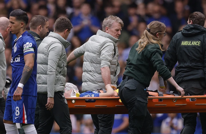 Cầu thủ Chelsea bất tỉnh, đi cấp cứu ngay lần đầu ra sân ở Ngoại Hạng Anh Cầu thủ Chelsea bất tỉnh, đi cấp cứu ngay lần đầu ra sân ở Ngoại Hạng Anh
