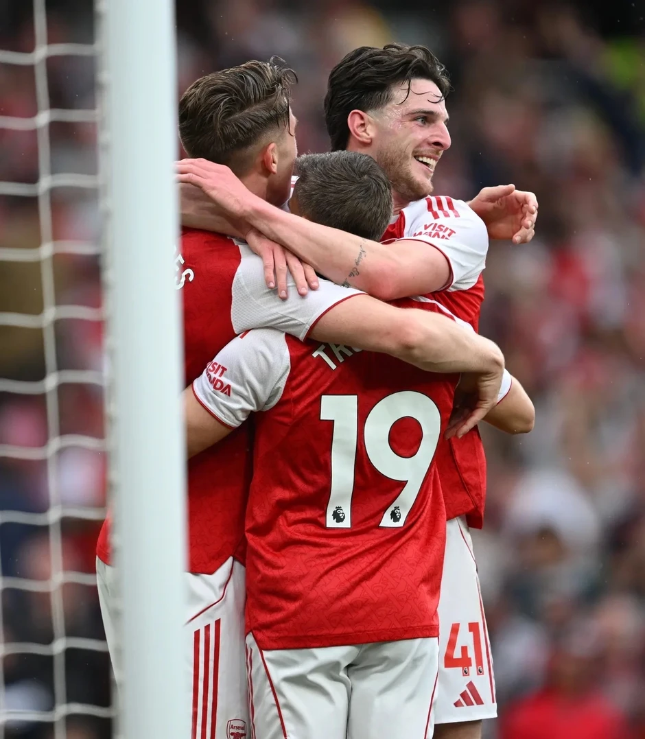 CĐV Arsenal chế giễu Man City dâng chức vô địch Premier League cho đội nhà CĐV Arsenal chế giễu Man City dâng chức vô địch Premier League cho đội nhà