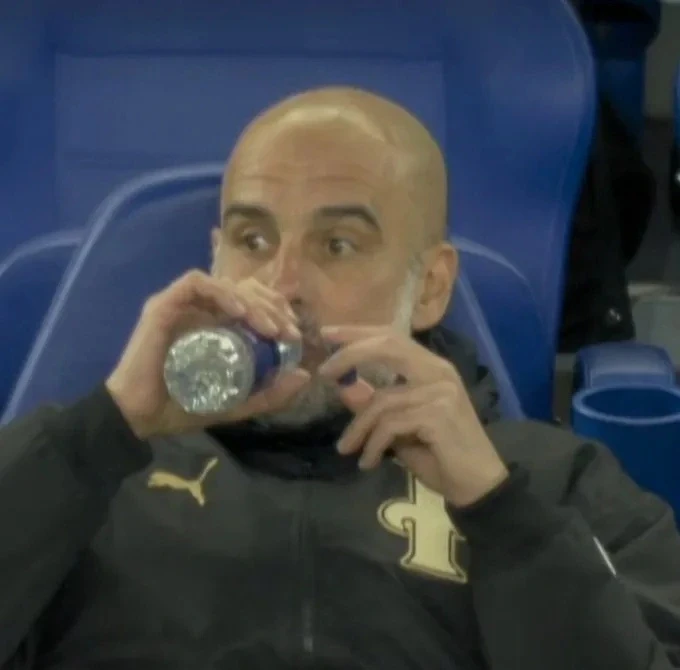CĐV Arsenal chế giễu Man City dâng chức vô địch Premier League cho đội nhà CĐV Arsenal chế giễu Man City dâng chức vô địch Premier League cho đội nhà