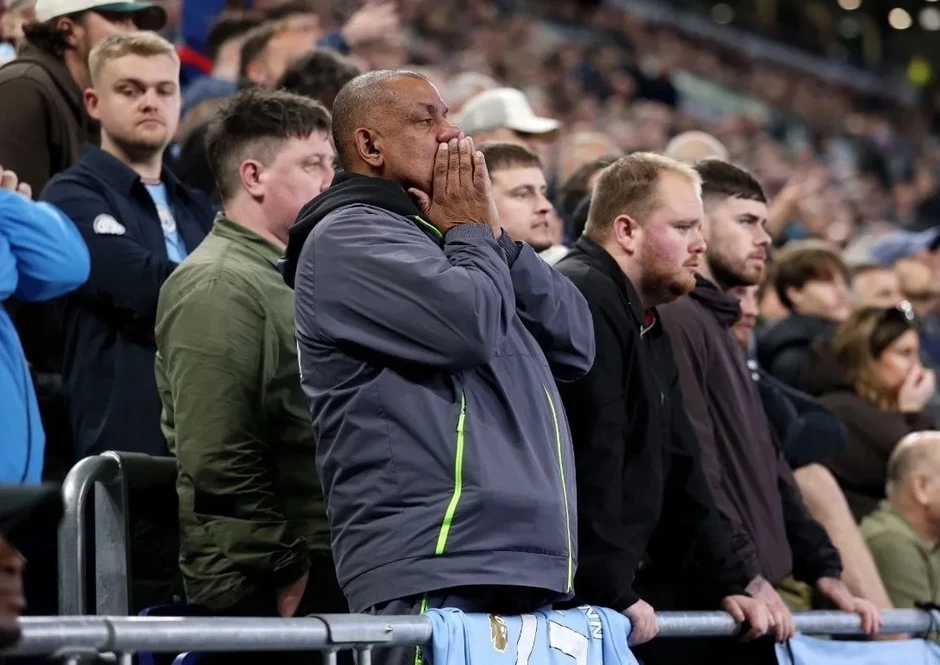 CĐV Arsenal chế giễu Man City dâng chức vô địch Premier League cho đội nhà CĐV Arsenal chế giễu Man City dâng chức vô địch Premier League cho đội nhà