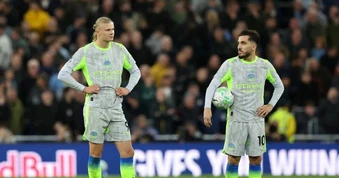 CĐV Arsenal chế giễu Man City dâng chức vô địch Premier League cho đội nhà