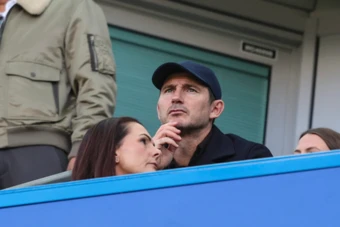 CĐV Chelsea gọi tên Lampard sau trận thua MU