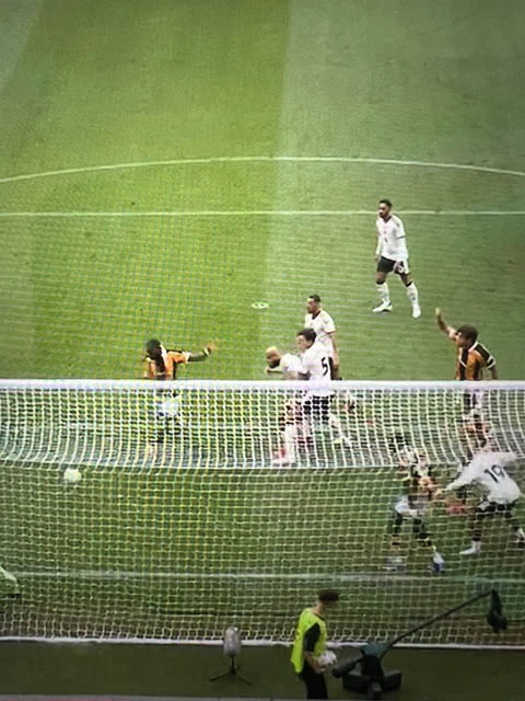 CĐV MU bức xúc khi Maguire 'kèm siêu chặt' đồng đội Mazraoui CĐV MU bức xúc khi Maguire 'kèm siêu chặt' đồng đội Mazraoui