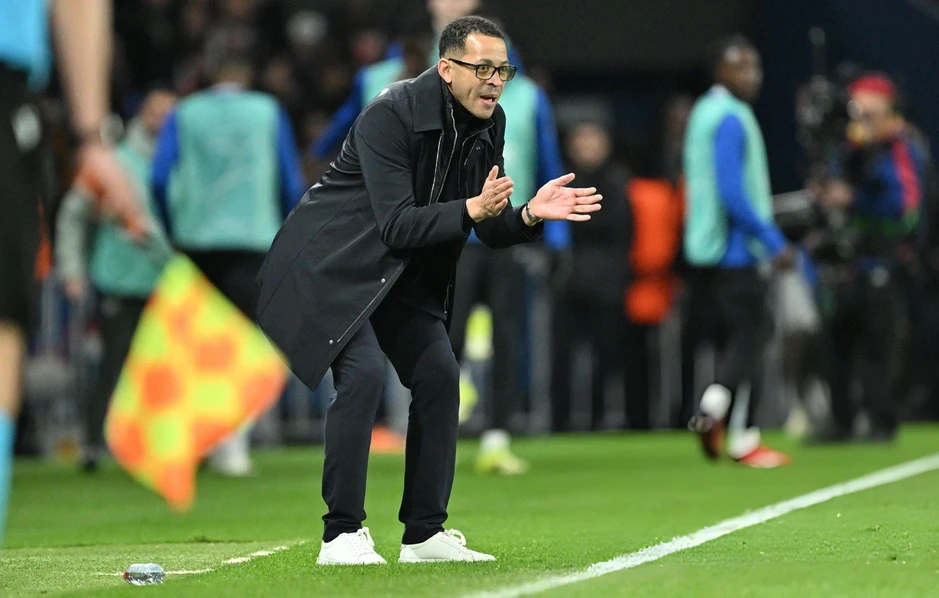 Chelsea trước bài toán khó: Giữ hay thay HLV Rosenior? Chelsea trước bài toán khó: Giữ hay thay HLV Rosenior?