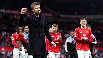 Chữ ký còn tươi, Michael Carrick đã nhăm nhe phá kỷ lục