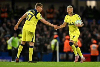 Chuyên gia chia rẽ về tấm vé xuống hạng của Spurs và West Ham