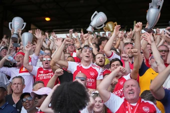 Cổ động viên Arsenal và Man Utd đánh nhau gây chết người