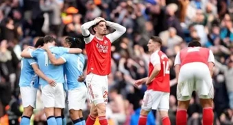 Cơn ác mộng cũ ám ảnh Arsenal khi Man City trỗi dậy