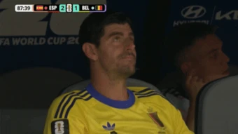 Courtois thất thần nhìn thủ môn MU mắc sai lầm