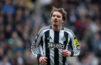 Crouch tin Newcastle thua Liverpool vì chính sách "bán máu"