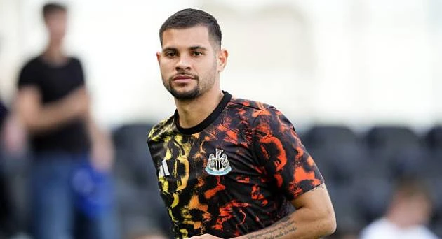 Cú bắt tay cùng thắng của Arsenal và Newcastle vụ Guimaraes Cú bắt tay cùng thắng của Arsenal và Newcastle vụ Guimaraes