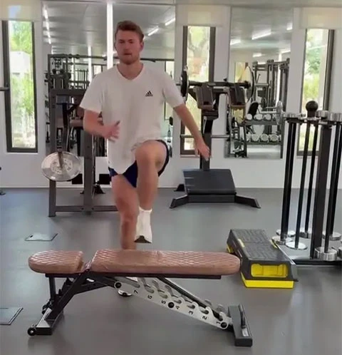 De Ligt khiến fan MU phát cuồng với màn tập tạ khủng, ngày tái xuất đã đến gần? De Ligt khiến fan MU phát cuồng với màn tập tạ khủng, ngày tái xuất đã đến gần?