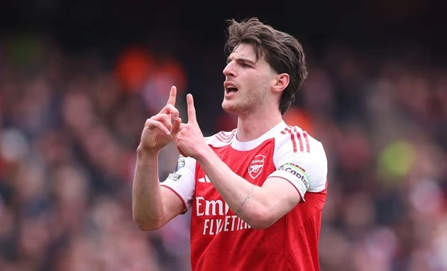 Declan Rice an ủi đồng đội sau màn trình diễn thảm họa Declan Rice an ủi đồng đội sau màn trình diễn thảm họa