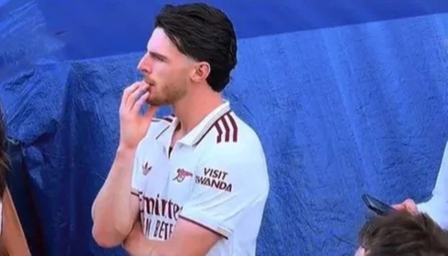 Declan Rice bỏ dở lễ vô địch của Arsenal vì West Ham Declan Rice bỏ dở lễ vô địch của Arsenal vì West Ham