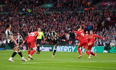 Địa ngục chờ đón Isak trong ngày trở lại Newcastle Địa ngục chờ đón Isak trong ngày trở lại Newcastle