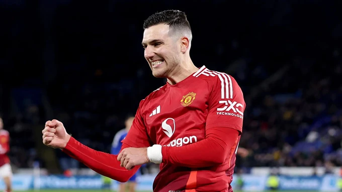 Diogo Dalot 'làm náo loạn' phòng thay đồ MU Diogo Dalot 'làm náo loạn' phòng thay đồ MU