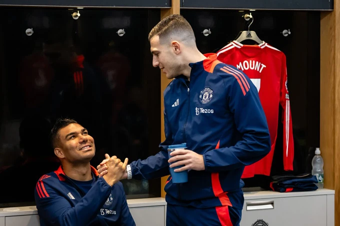 Diogo Dalot 'làm náo loạn' phòng thay đồ MU Diogo Dalot 'làm náo loạn' phòng thay đồ MU