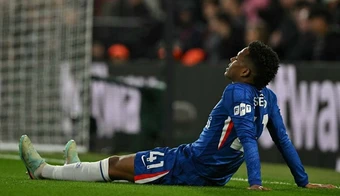 Estevao khóc nức nở trong phòng thay đồ Chelsea