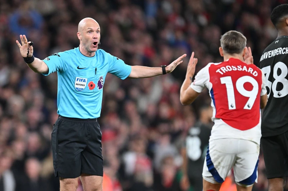 Fan Arsenal phẫn nộ với trọng tài bắt chính trận Man City Fan Arsenal phẫn nộ với trọng tài bắt chính trận Man City