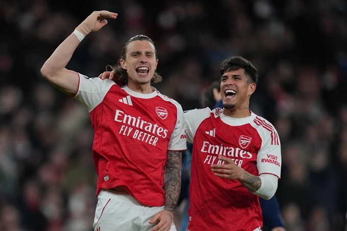 Fan Arsenal yêu cầu dựng tượng Calafiori sau pha cứu thua điên rồ Fan Arsenal yêu cầu dựng tượng Calafiori sau pha cứu thua điên rồ
