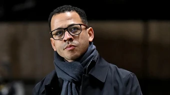 Fan Chelsea cầu xin Rosenior "buông" trận gặp Man City vì "đại cục"
