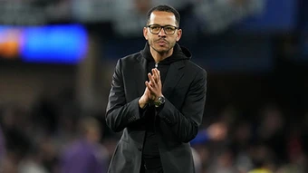 Fan Chelsea hát chửi rủa Rosenior sau khi CLB nhận kỷ lục tệ hại