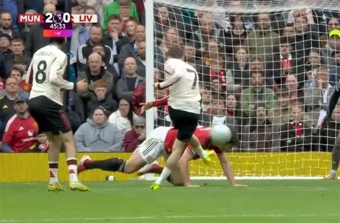 Fan MU gọi Maguire là 'đầu sắt' sau pha lăn xả cản phá Fan MU gọi Maguire là 'đầu sắt' sau pha lăn xả cản phá
