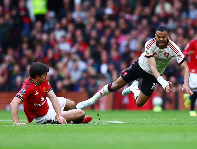 Fan MU gọi Maguire là 'đầu sắt' sau pha lăn xả cản phá Fan MU gọi Maguire là 'đầu sắt' sau pha lăn xả cản phá